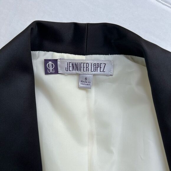 Jennifer Lopez Elegant Cream and Black Tuxedo Blazer - Picture 12 of 15